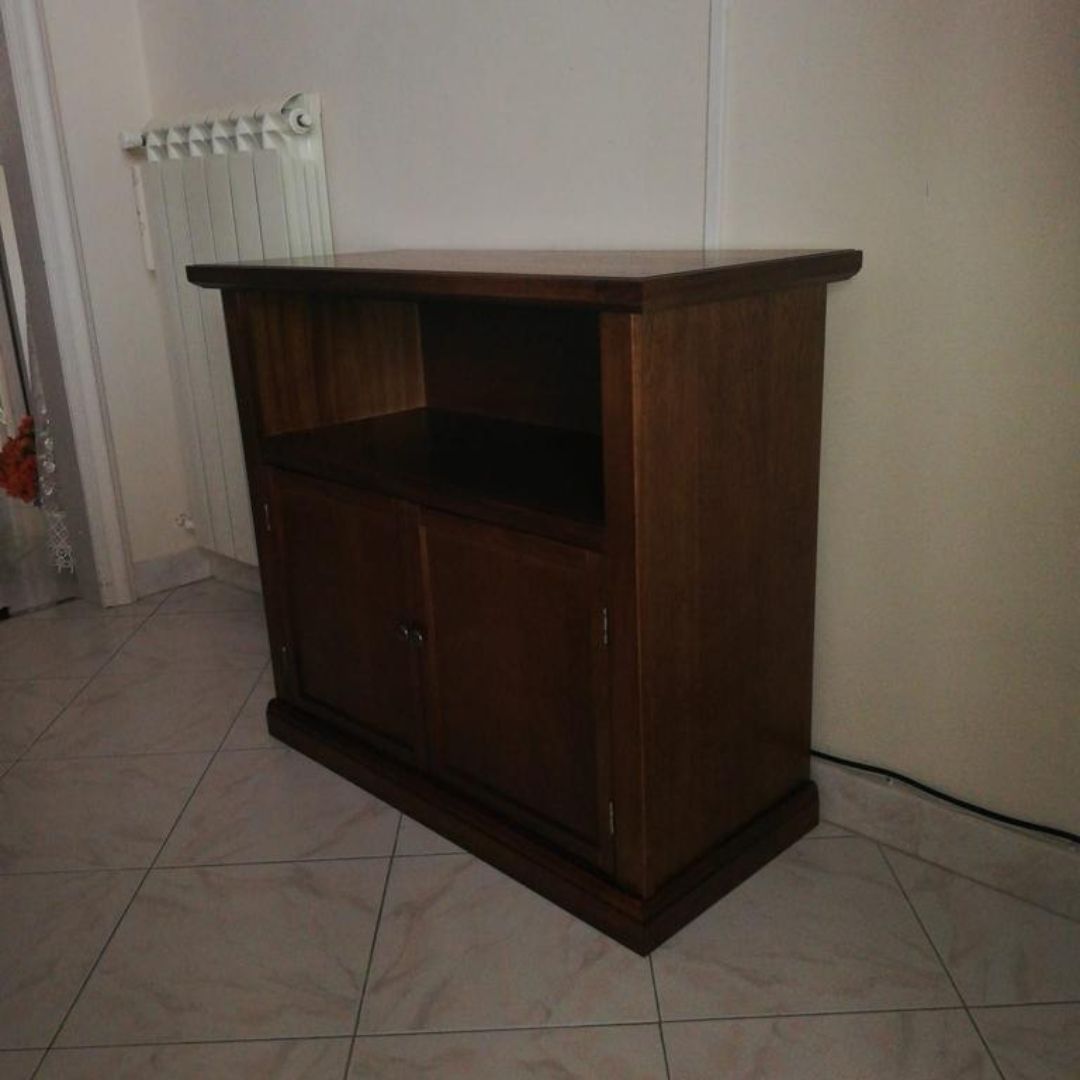 Mobile porta TV in legno noce scuro stile arte povera con vano a giorno e ante